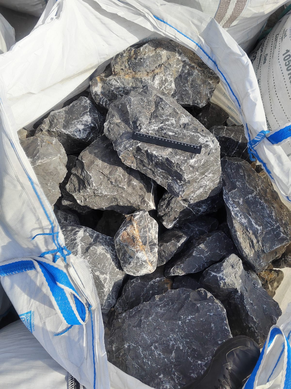  Черный мрамор скальник фр. 100-500 мм.  купить в Ростове мрамор черный белый серый крупный колотый валун ландшафтный 9000 руб/т   фото 