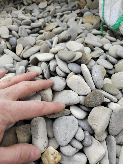Галька черноморская фр. 40-70 мм.  купить с доставкой в Ростову фото 