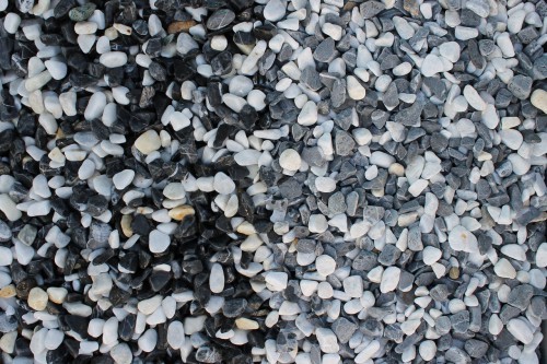  Галька Далматин мраморная (щебень галтованный микс:белый-черный) фр.10-20 мм.  купить  в Ростове мрамор белый, черный окатанные округлые декоративные ландшафтные камни щебня 14500 руб/т   фото 