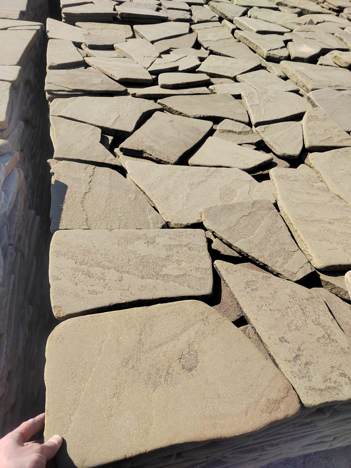 Песчаник галтованный для облицовки (фр. 2-5 см)  купить  в Ростове песчник рыжий желтый серый песчаник окатанный речной 6 000 руб/т   фото 