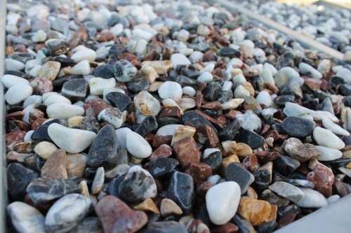 Микс мраморной гальки (щебень галтованный микс:белый-черный-розовый-медовый) фр.10-20 мм.  купить  в Ростове мрамор белый, медовый, черный, розовый мраморный декоративный ландшафтный окатанный округлый галтованный щебень 14500 руб/т   фото 