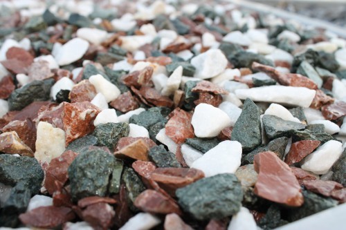  Мраморная крошка (щебень крошка микс: белый-зеленый-розовый) фр. 10-20 мм.  купить  в Ростове мрамор белый, зеленый, розовый декоративный ландшафтный колотый щебень 9500 руб/т   фото 