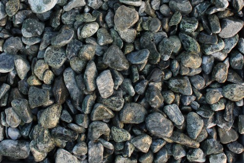 Зеленая галька (щебень галтованный зеленый змеевик) фр. 20-40 мм.  купить  в Ростове мрамор зеленый, салатовый оголтованный щебень мраморный 12 500 руб/т   фото 