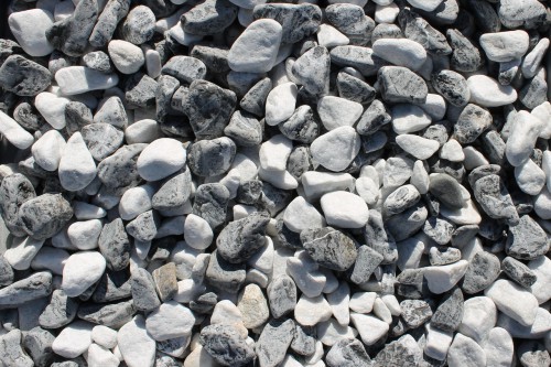  Микс шахматной гальки  (щебень галтованный микс:: белый-черный) фр.20-40 мм  купить  в Ростове мрамор белый, черный мраморный галтованный щебень 14500 руб/т   фото 