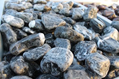  Черная галька (щебень галтованный черный мрамор) фр.20-40 мм.  купить  в Ростове мрамор черный с белыми прожилками мрамор окатанный округлый 13500 руб/т   фото 