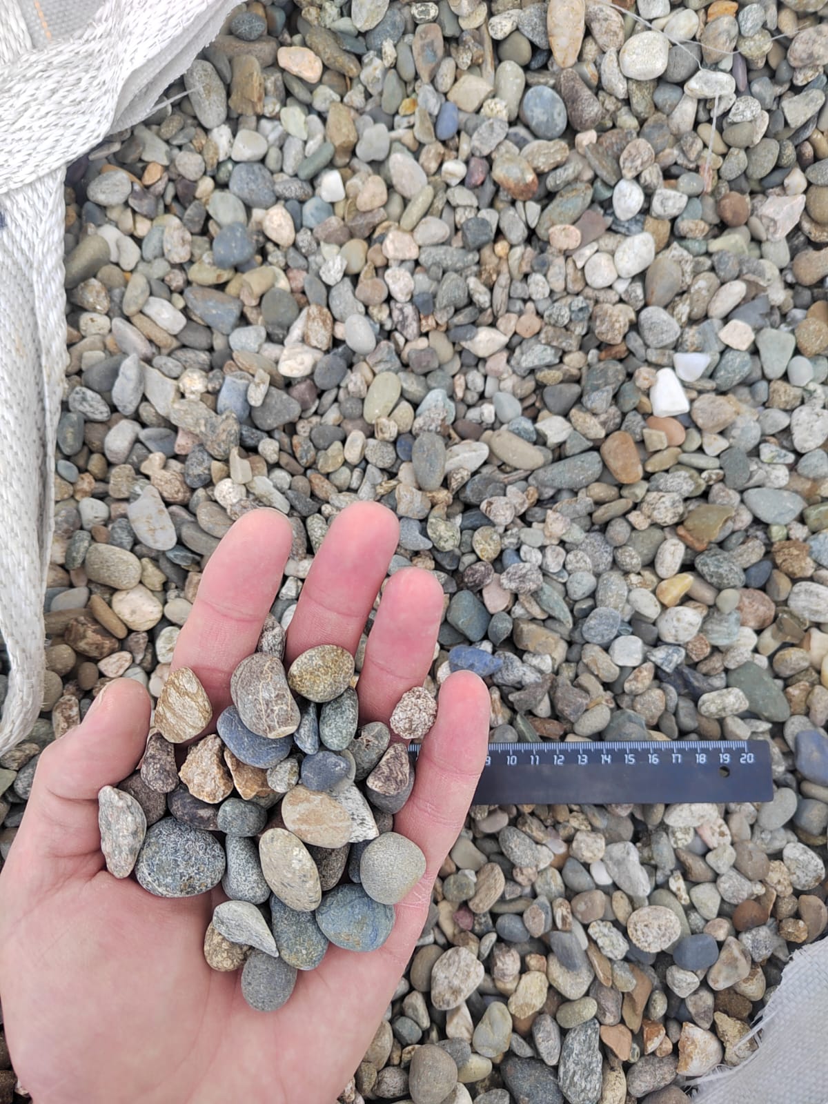  Галька речная окат (серая) фр.10-20 мм купить   в Ростове галька речная серая, серый, темно-серый, светло-серый, коричневый ландшафтная декоративная речная окатанная округлая галька 4000 руб/т   фото 