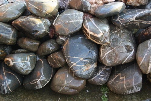  Валунчик Паутинник фр.100-300 мм  купить в Ростове крупный природный камень галечник темно-серый с прожилками белый черный речной валунчик 5000 руб/т   фото 