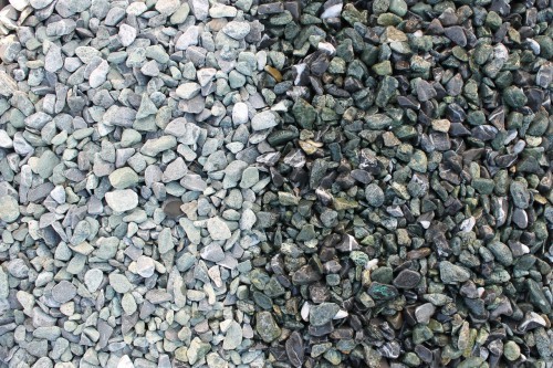  Микс разноцветной гальки  (щебень галтованный микс:зеленый-черный) фр.10-20 мм.  купить  в Ростове мрамор зеленый, черный декоративные ландшафтные окатанные округлые камни щебня 14500 руб/т   фото 