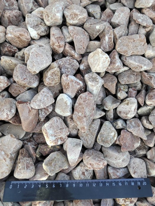 Розовая галька (щебень галтованный розовый) фр.20-40 мм.  купить  в Ростове мрамор розовый, красный оголтованный округлый щебень  13500 руб/т   фото 