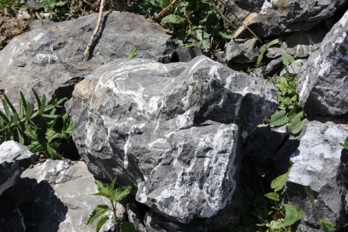  Черный мрамор скальник фр. 1000-1500 мм.  купить в Ростове мрамор черный белый серый крупный колотый валун ландшафтный 9000 руб/т   фото 