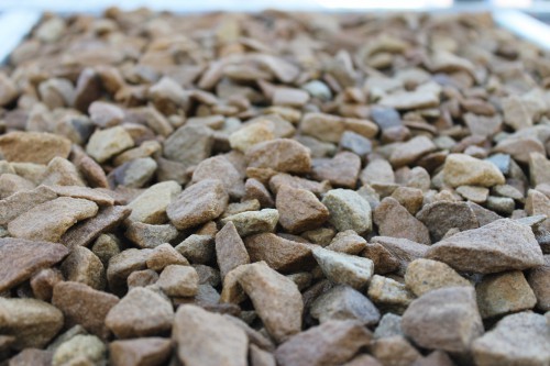  Щебень крошка желтый (песчаник) фр. 20-40 мм.  купить  в Ростове песчаник бежевый рыжий каменная крошка песчаника 7 200 руб/т   фото 