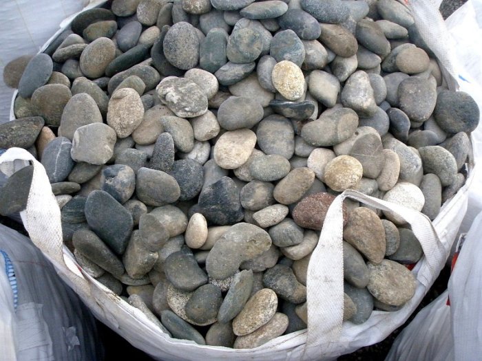  Галька речная плоская (ассорти) фр. 100-200-300 мм купить  в Ростове  галька галечник природный серый, белый темно-серый синий рыжий светло-серый природная галька плоская крупная 5500 руб/т   фото 
