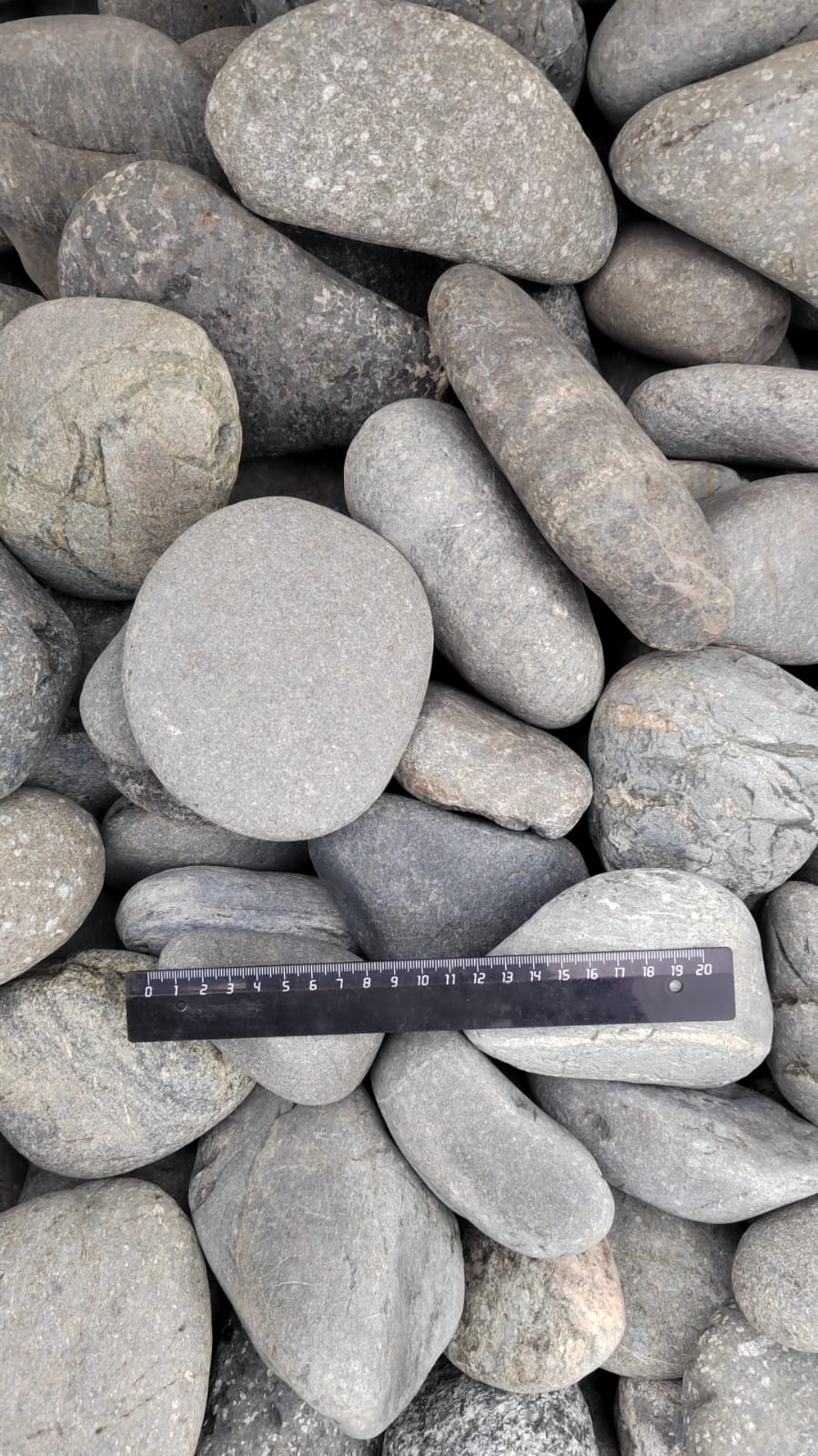  Галька речная окат (темно-серая) фр. 70-150 мм. купить   в Ростове галька речная темно-серая, синяя, серая речная галька округлая  5000 руб/т   фото 