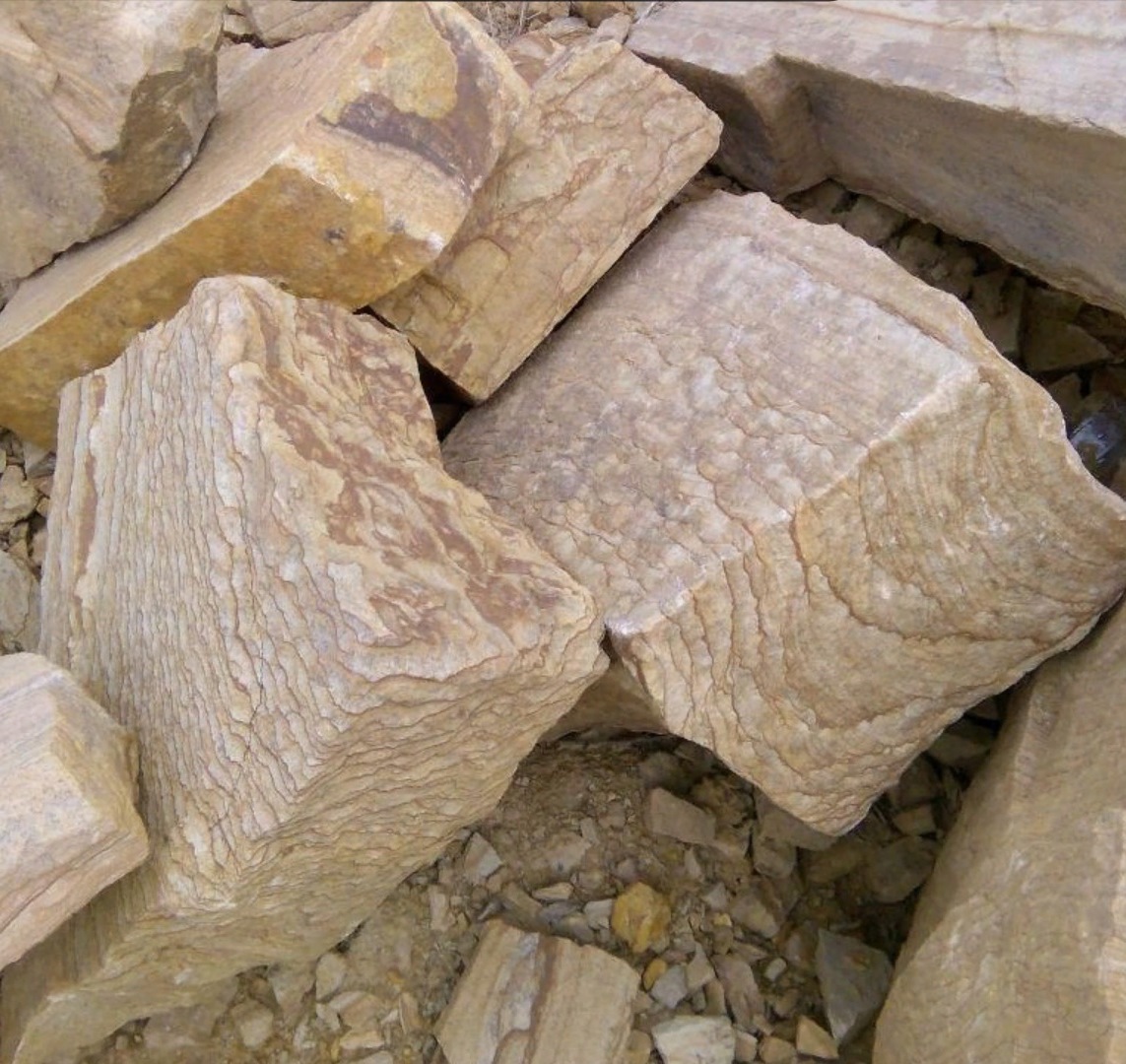 Песчаник пластушка желтый с рисунком (7-15 см)  купить  в Ростове плитняк - пластушка - бут желтый песчаник 8 000 руб/м3   фото 