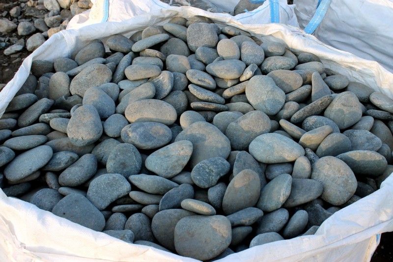 Kamenclub.ru: Галька речная плоская (темно-серая) фр. 70-150 мм. купить   в  Ростовегалечник природный темно-серый серый синий речная плоская природная окатанная  7000 руб/т   фото КАМЕНЬ КЛУБ