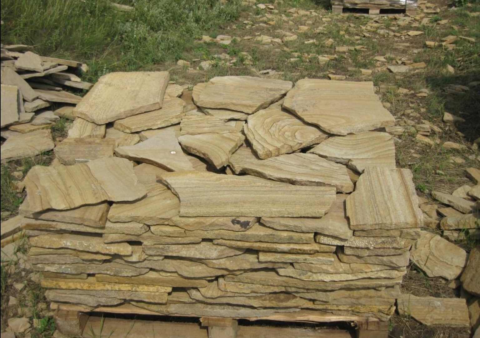 Песчаник пластушка желтый с разводом под дерево (2 см)  купить  в Ростове плитняк желтый с разводами, желтый, рыжий, серый песчаник пластушка рваная ландшафтная 11 000 руб/м3   фото 