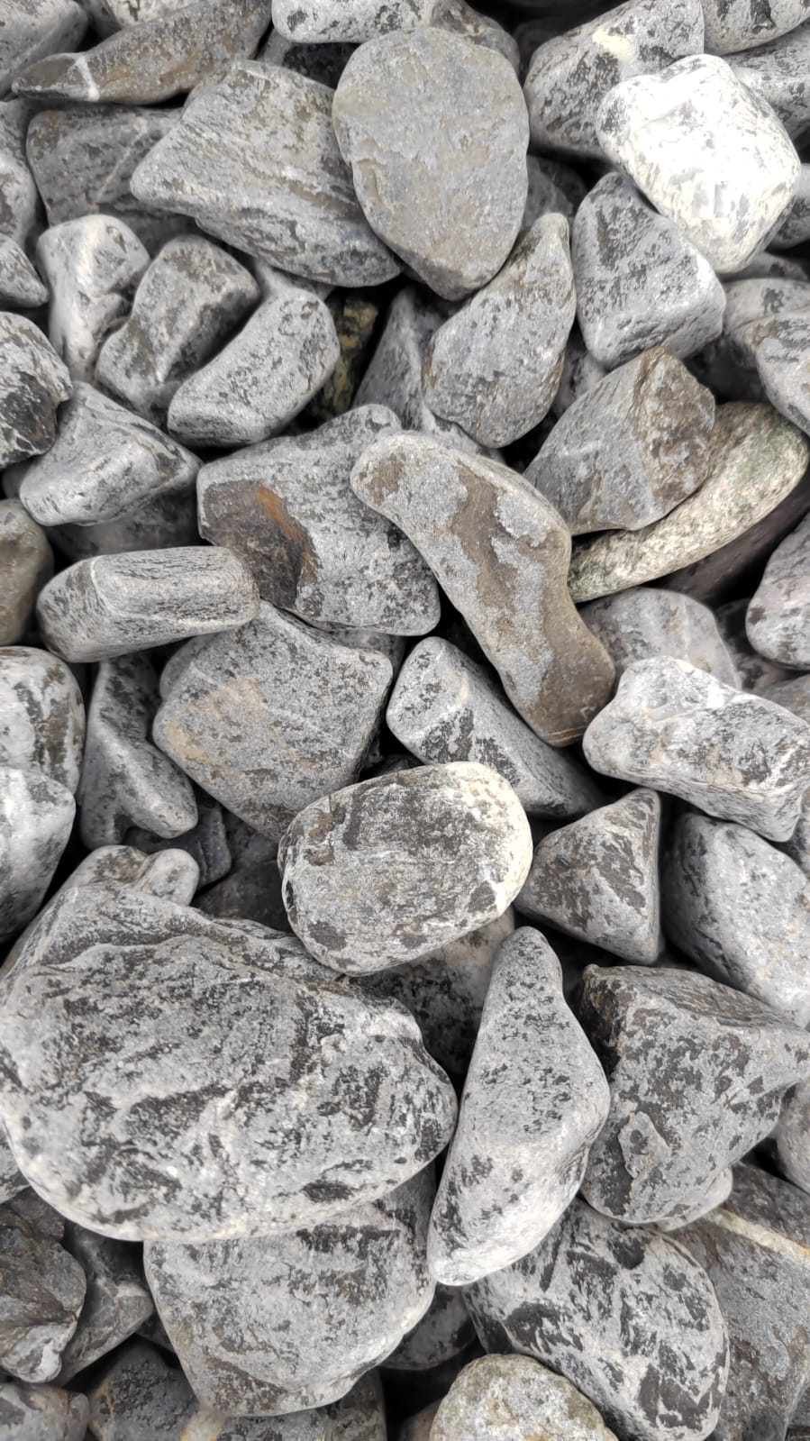  Черная галька (щебень галтованный черный мрамор) фр.40-70 мм.  купить  в Ростове мрамор черный с белыми прожилками, черный, белый щебень галтованный округлый 13500 руб/т   фото 