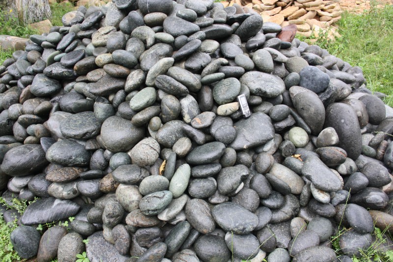  Темно-серый валунчик фр.100-300 мм.  купить в Ростове крупный природный камень серый, темно-серый, светло-серый речная галька большого размера окатанная 4500 руб/т   фото 