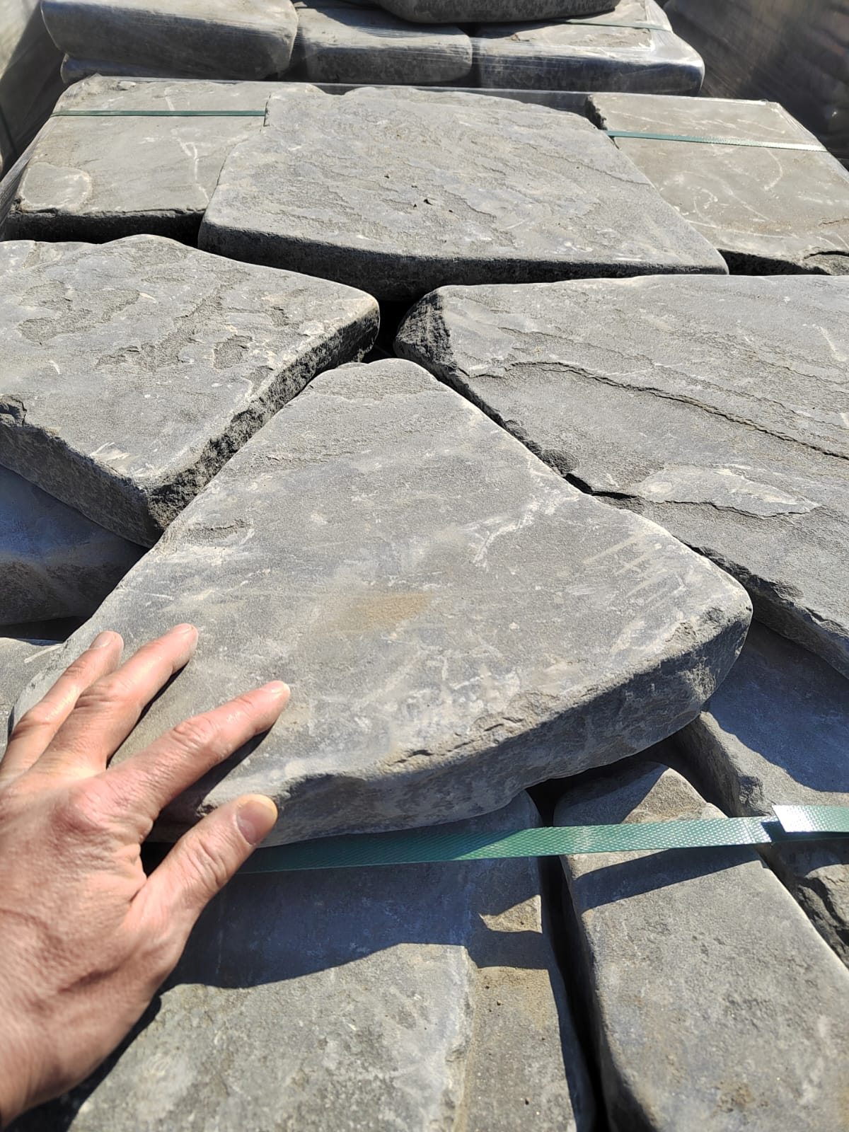 Песчаник пластушка светло-серый (4,0 - 6,0 см)  купить  в Ростове плитняк - пластушка светло-серый песчаник 7 500 руб/м3   фото 