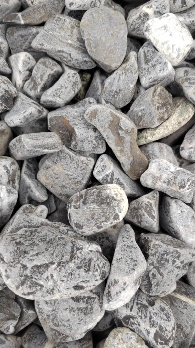 Черная галька (щебень галтованный черный мрамор) фр.40-70 мм.  купить  в Ростове мрамор черный с белыми прожилками, черный, белый щебень галтованный округлый 13500 руб/т   фото 