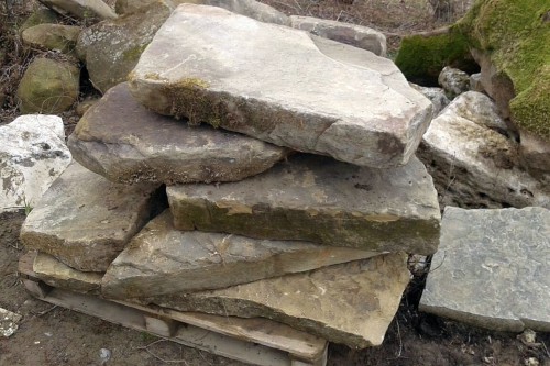  Песчаник плиты - плахи - пошаговые дорожки (фр. 70-150 мм)  купить  в Ростове песчаник серый бежевый желтый зеленый колотый песчаник строительный 6500 руб/т   фото 