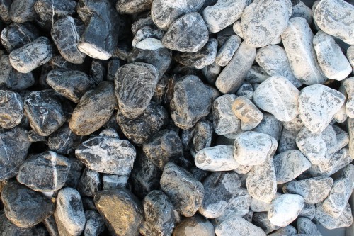  Галька мраморная черная (щебень галтованный черный мрамор) фр. 50-100 мм.  купить  в Ростове мрамор черный с белыми прожилками щебень ландшафтный мраморный 9000 руб/т   фото 