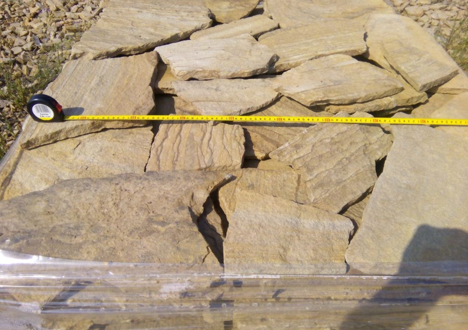 Песчаник пластушка желтый с разводом под дерево (2 см)  купить  в Ростове плитняк желтый с разводами, желтый, рыжий, серый песчаник пластушка рваная ландшафтная 11 000 руб/м3   фото 