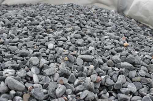  Черная галька с прожилками (галтованный черный мрамор) фр.10-20 мм.  купить  в Ростове мрамор черный с белыми прожилками, черный, белый окатанный округлый ландшафтный декоративный щебень 13500 руб/т   фото 