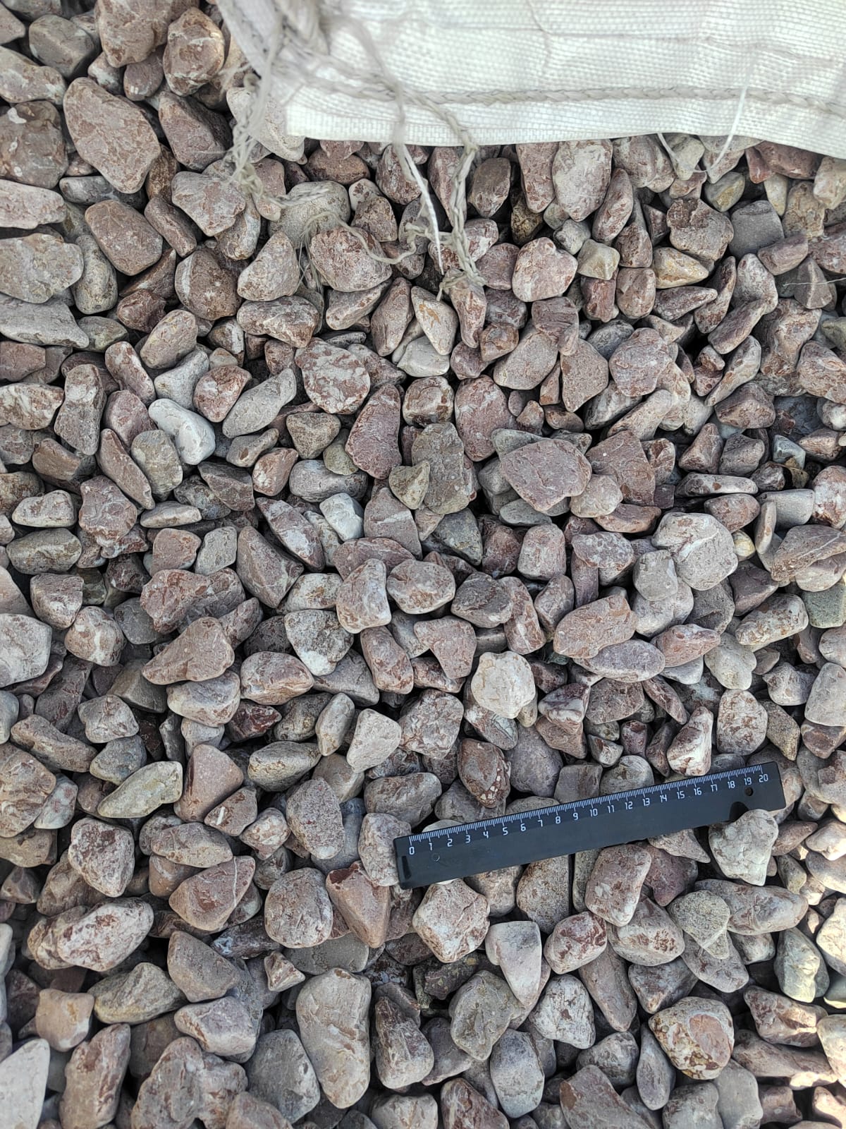  Розовая галька (щебень галтованный розовый) фр.20-40 мм.  купить  в Ростове мрамор розовый, красный оголтованный округлый щебень  13500 руб/т   фото 