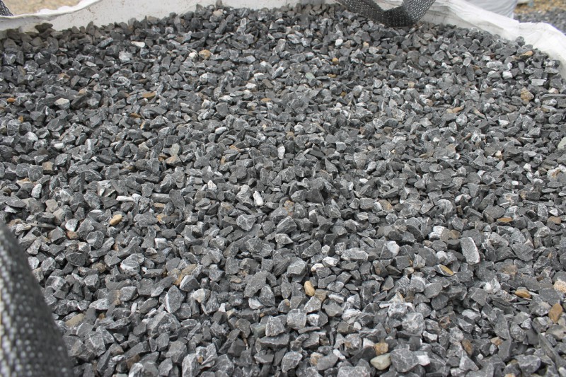  Щебень крошка черный (мрамор) фр. 20-40 мм.  купить  в Ростове мрамор черный с белыми прожилками мраморная каменная крошка 9000 руб/т   фото 