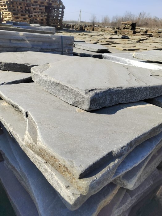  Песчаник пластушка галтованная светло-серая (3,0 см)  купить  в Ростове песчаник светло-серый, серый ландшафтный камень рваный колотый 12 000 руб/м3   фото 