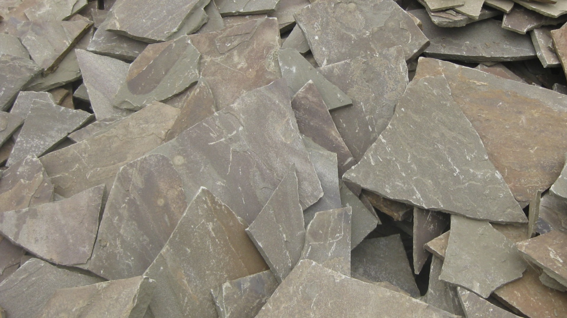 Песчаник пластушка серо-зеленый (1,5 см)  купить  в Ростове плитняк - пластушка серо-зеленый, серый, зеленый пластушка рваная ландшафтная колотая 7 500 руб/м3   фото 