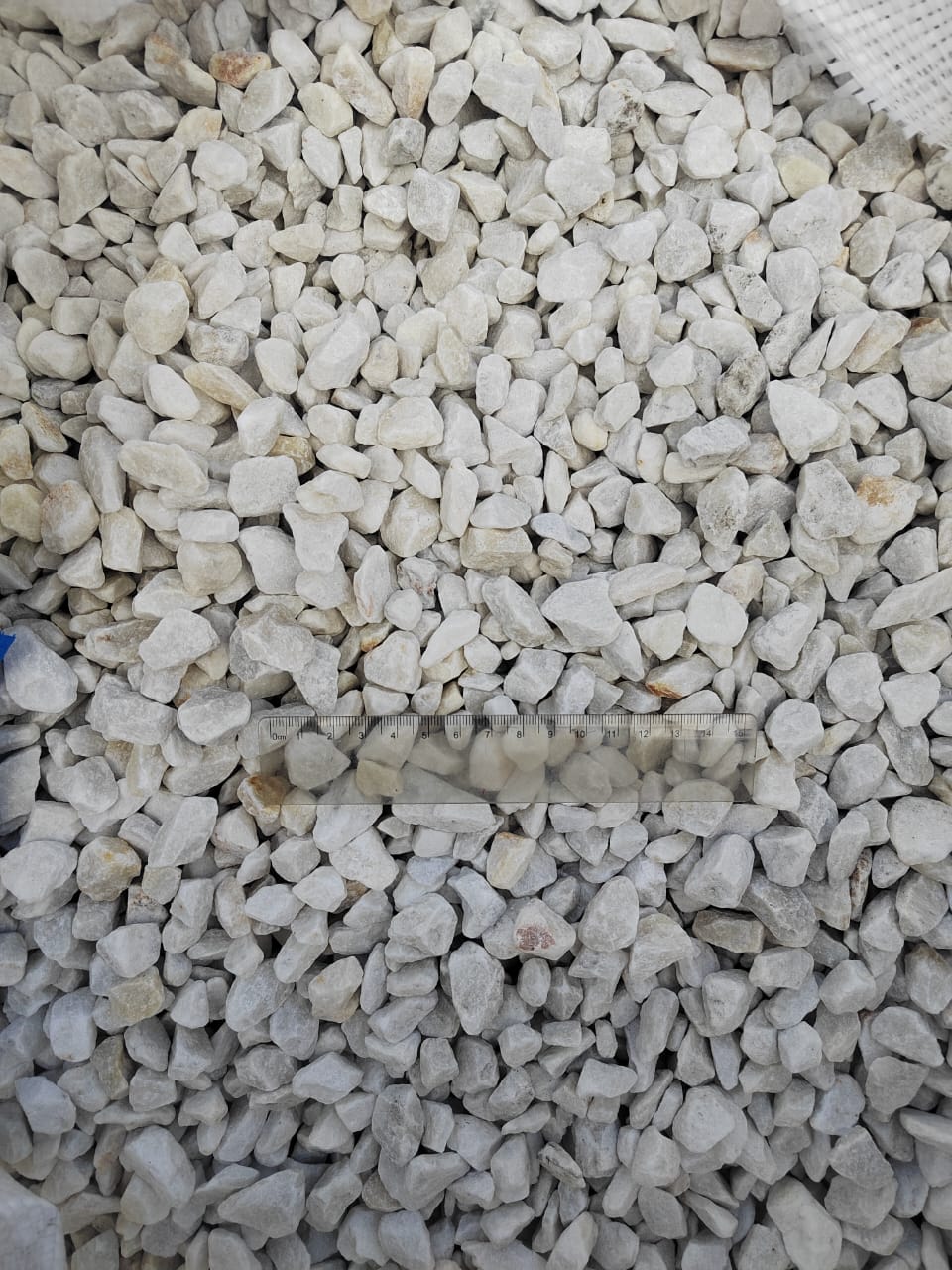  Мраморная крошка, щебень, цвет-белый, фр. 10-20 мм.  купить  в Ростове мрамор белый, молочный айвори каменная ландшафтная декоративная крошка шебня 9500 руб/т   фото 