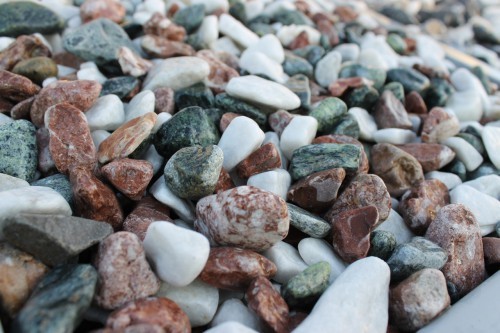  Микс разноцветной гальки (щебень галтованный микс:белый-зеленый-розовый) фр.20-40 мм.  купить  в Ростове мрамор белый, зеленый, розовый мрамор декоративный (галтовка) 14500 руб/т   фото 