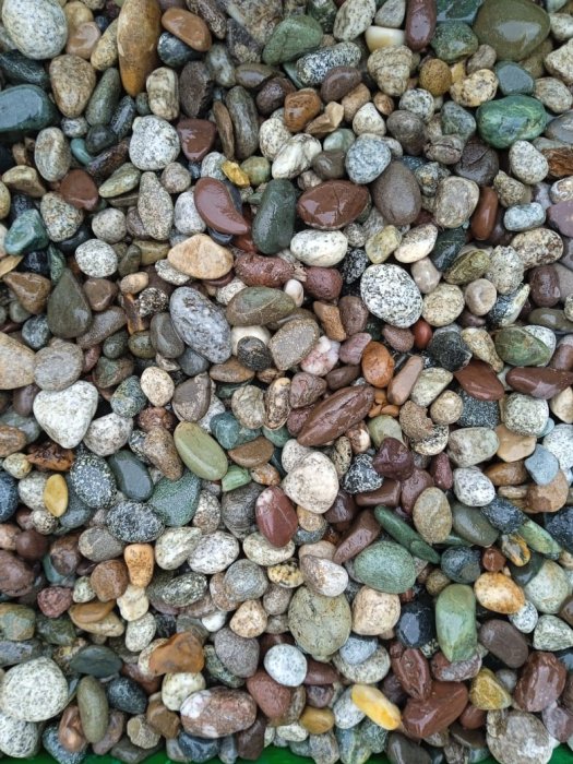  Галька речная окат цветная фр.5-10 мм. купить   в Ростове галька речная белый, серый, красноватый, синий, темно-серый речная окатанная галька декоративная 5000 руб/т   фото 