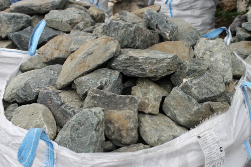 Гранит скальник (серо-зеленый) фр. 100-500 мм.  купить в Ростове гранит зеленый, серый, салатовый крупный ландшафтный валун 6 000 руб/т   фото 