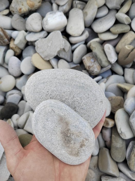 Галька черноморская фр. 50-100 мм.  купить с доставкой в Ростову фото 