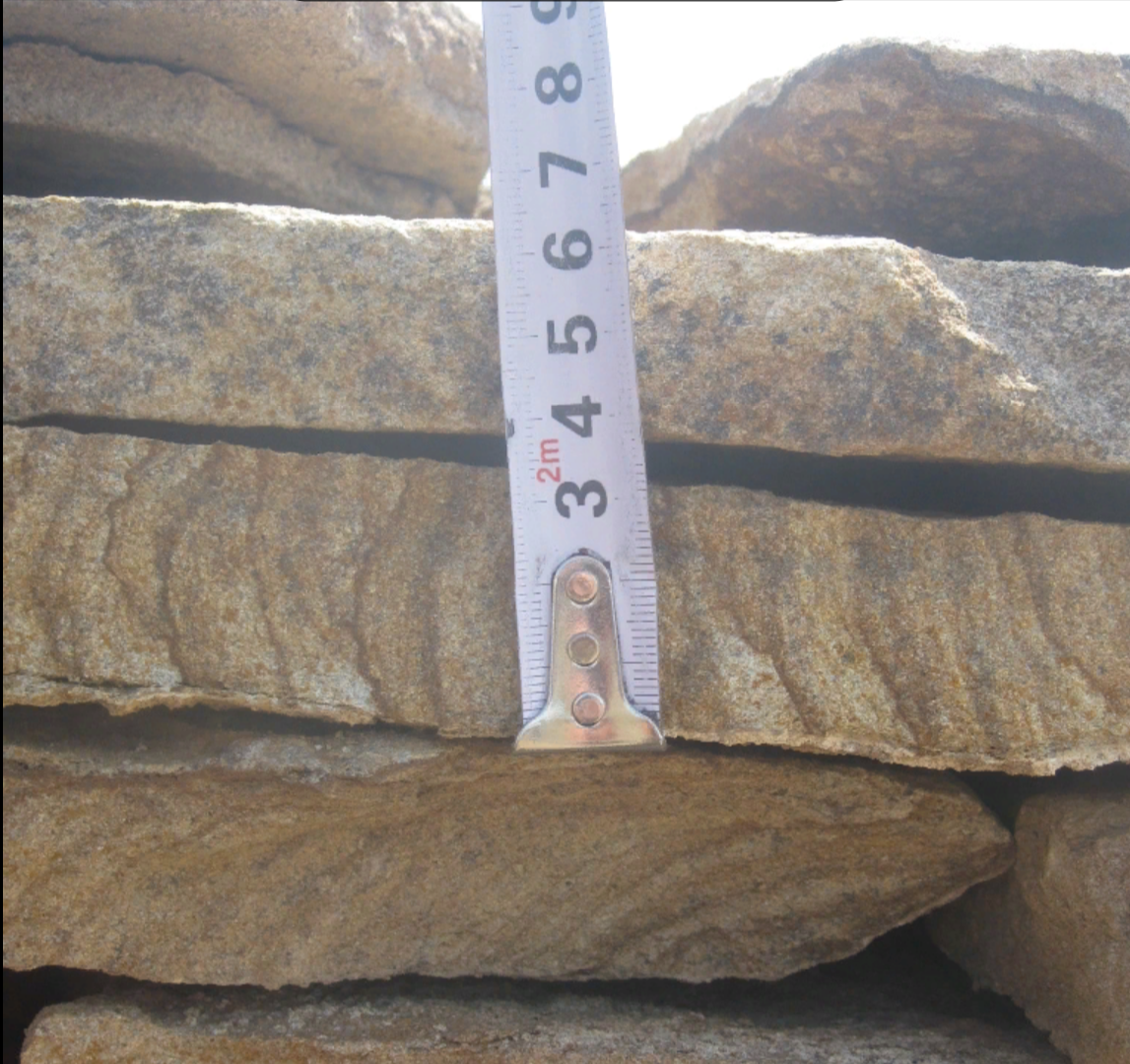 Песчаник пластушка желтый с рисунком (3 см)  купить  в Ростове песчаник желтый с рисунком, рыжий, желтый песчаник пластушка ландшафтная рваная 8 500 руб/м3   фото 