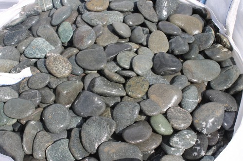 Kamenclub.ru: Галька речная плоская (темно-серая) фр. 100-200-300 мм. купить   в  Ростовегалька речная плоская темно-серый, серый, синий речной галечник плоский 6000 руб/т   фото КАМЕНЬ КЛУБ