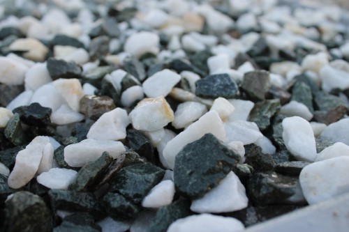  Мраморная крошка (щебень крошка микс: белый-зеленый) фр. 10-20 мм.  купить  в Ростове мрамор белый, зеленый каменная ландшафтная декоративная крошка щебня 9500 руб/т   фото 