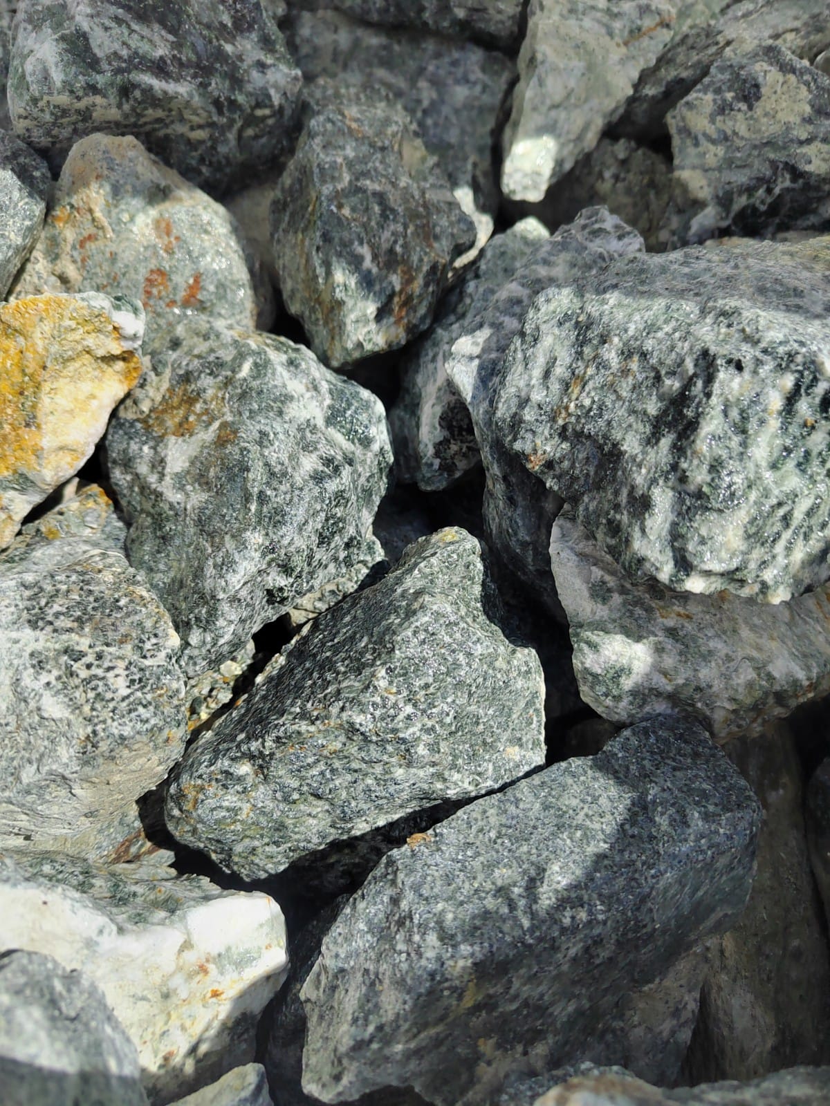 фото Галтованный жадеит (фр. 70-100 мм)  купить в Ростове в интернет-портале 