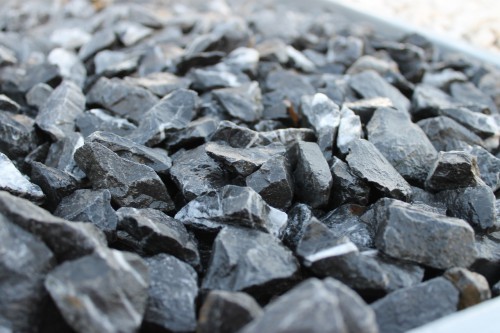  Щебень крошка черный (мрамор) фр. 10-20 мм.  купить  в Ростове мрамор черный с белыми прожилками, черный, белый каменная ландшафтная декоративная крошка щебня 9000 руб/т   фото 