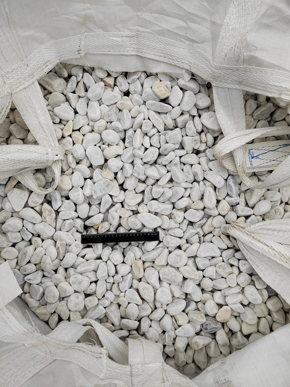  Белая галька мраморная (щебень галтованный белый) фр.40-70 мм.  купить  в Ростове мрамор белый молочный айвори окатанный округлый природный камень 15000 руб/т   фото 