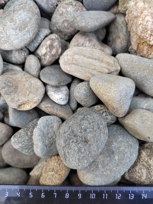  Галька речная окат (серая) фр.40-60 мм купить   в Ростове галька речная серый бежевый рыжий коричневый округлый речной камень 4000 руб/т   фото 