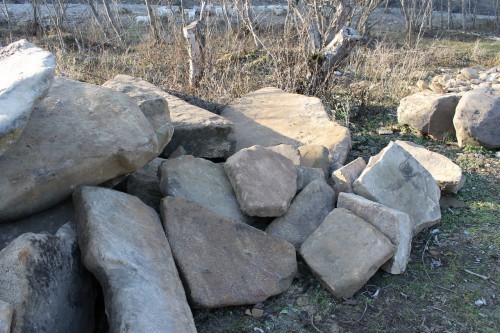 Песчаник плиты - плахи - пошаговые дорожки (фр. 70-150 мм)  купить  в Ростове песчаник серый бежевый желтый зеленый колотый песчаник строительный 6500 руб/т   фото 