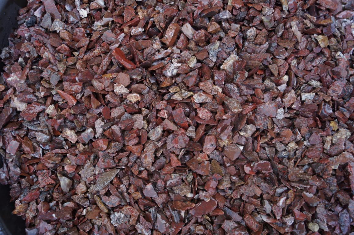  Щебень крошка красный (ЯШМА) фр. 10-20 мм.  купить  в Ростове яшма красный, бордовый, оранжевый, рыжий декоративный каменный ландшафтный щебень колотый 6 600 руб/т   фото 