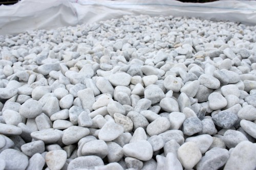  Белая мраморная галька (щебень галтованный белый) фр.10-20 мм.  купить  в Ростове мрамор белый, молочный, айвори окатанный округлый декоративный ландшафтный щебень 14500 руб/т   фото 