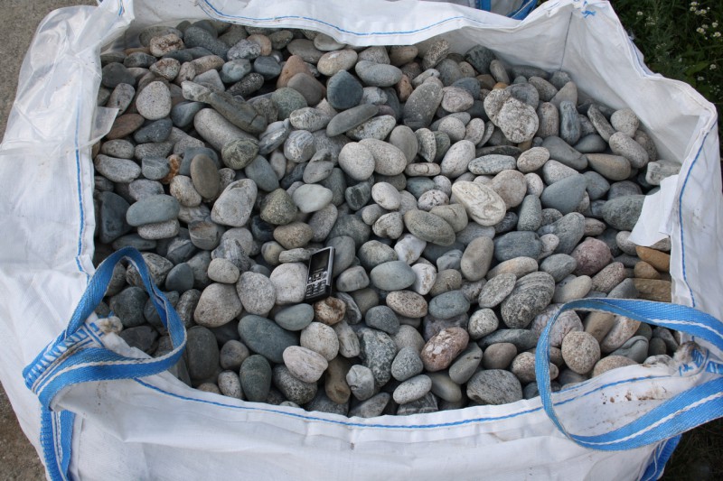  Галька речная окат (серая) фр.40-60 мм купить   в Ростове галька речная серый бежевый рыжий коричневый округлый речной камень 4000 руб/т   фото 