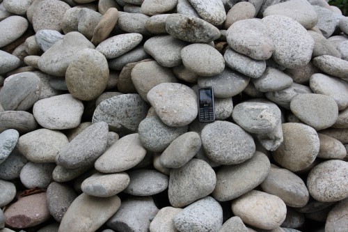  Галька речная плоская (бело-серая) фр. 100-200-300 мм. купить  в Ростове  галька речная плоская серый, белый, бело-серый, серо-белый речная галька плоская  6000 руб/т   фото 