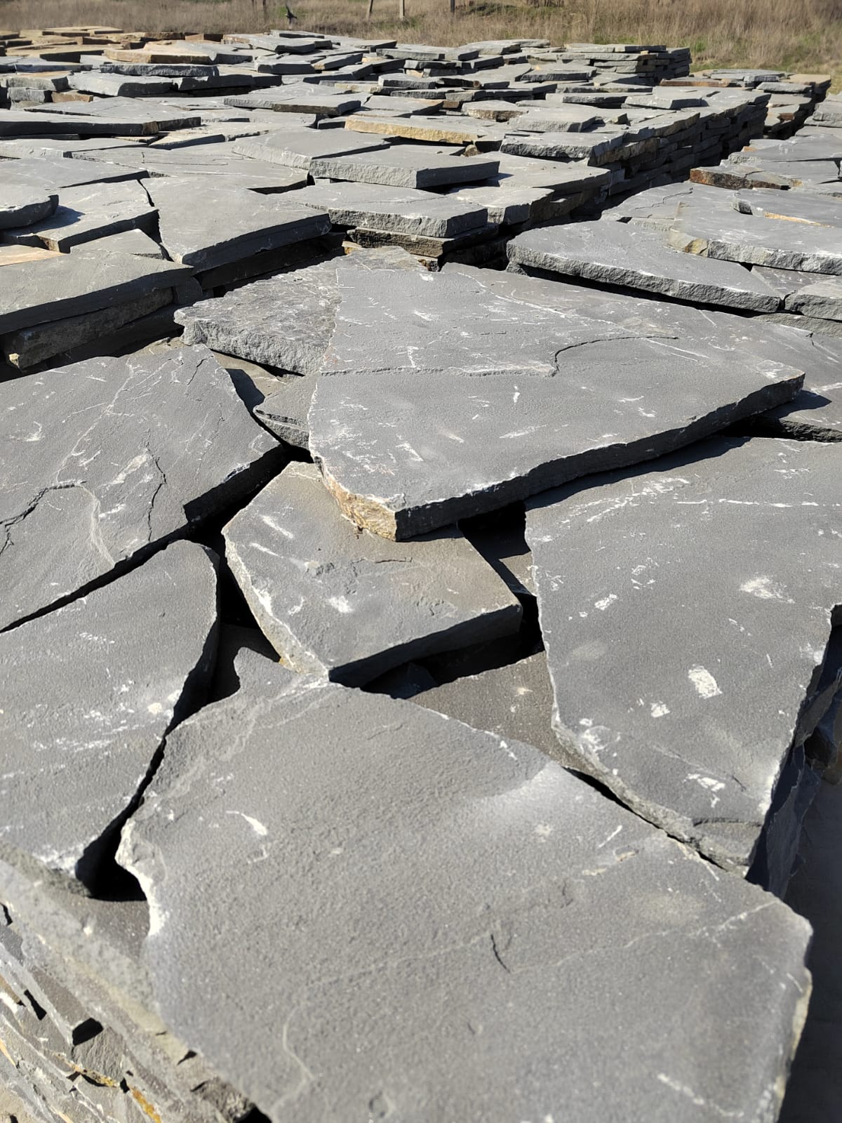 Песчаник пластушка светло-серый (2,0 см)  купить  в Ростове плитняк- ластушка светло-серый, серый рваный ландшафтный плитняк колотый 7 500 руб/м3   фото 